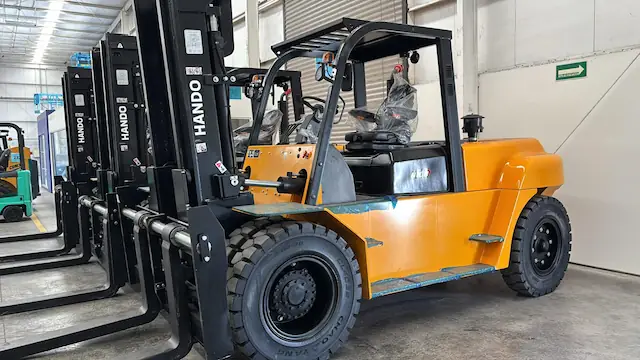 Montacargas de alto tonelaje trabajando en almacén logístico en Lurin
